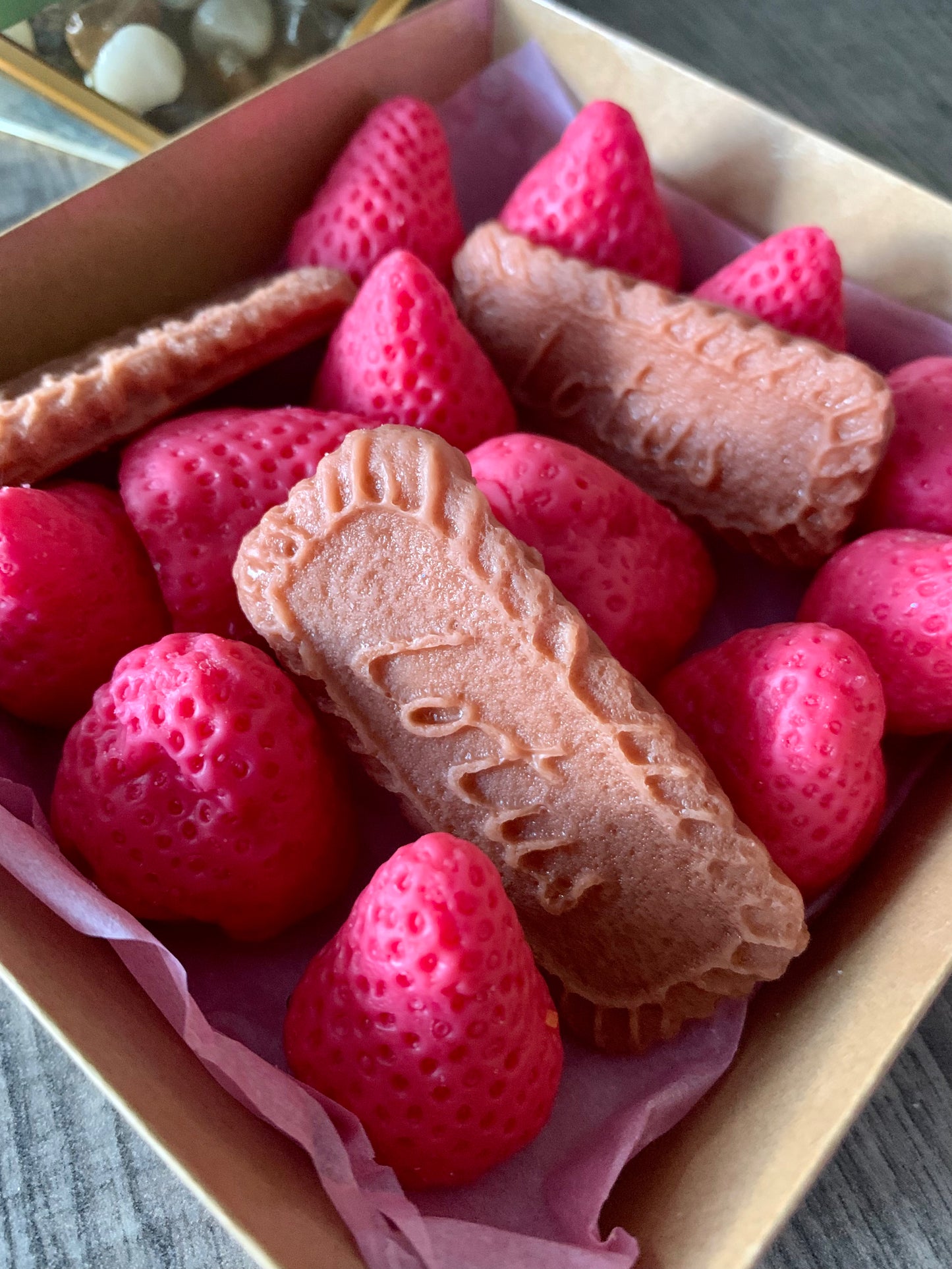 Strawberries and Caramel Biscuit Cookie Melts