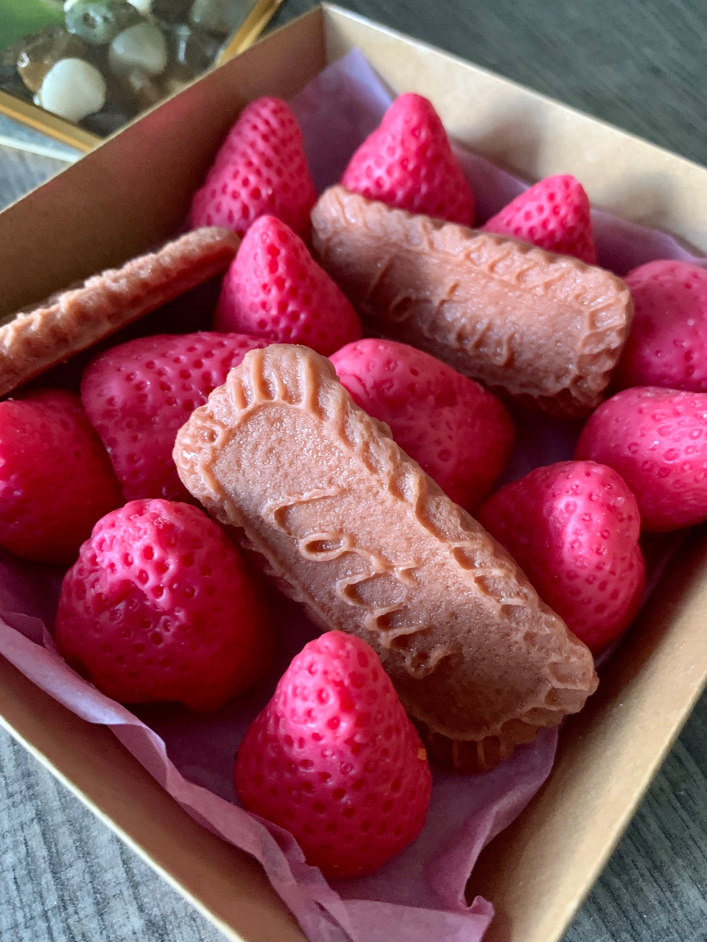 Strawberries and Caramel Biscuit Cookie Melts